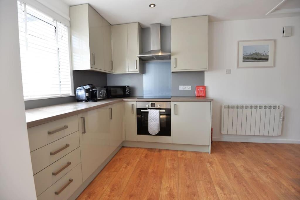 3-Bedroom Bungalow With Parking, Goldsithney, Penzance, Cornwall Perranuthnoe Kültér fotó